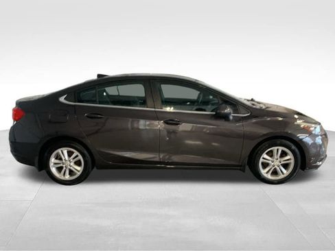 Used 2017 Chevrolet Cruze LT image 6
