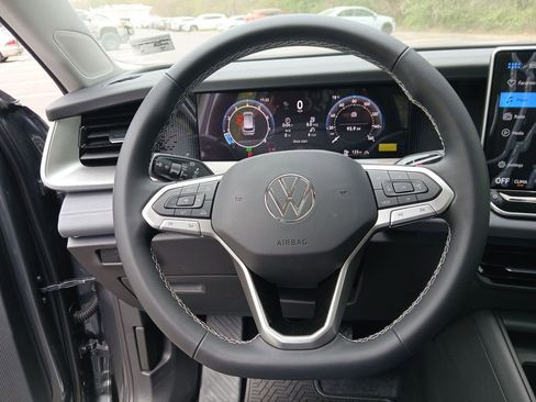 New 2026 Volkswagen Tiguan SE image 14