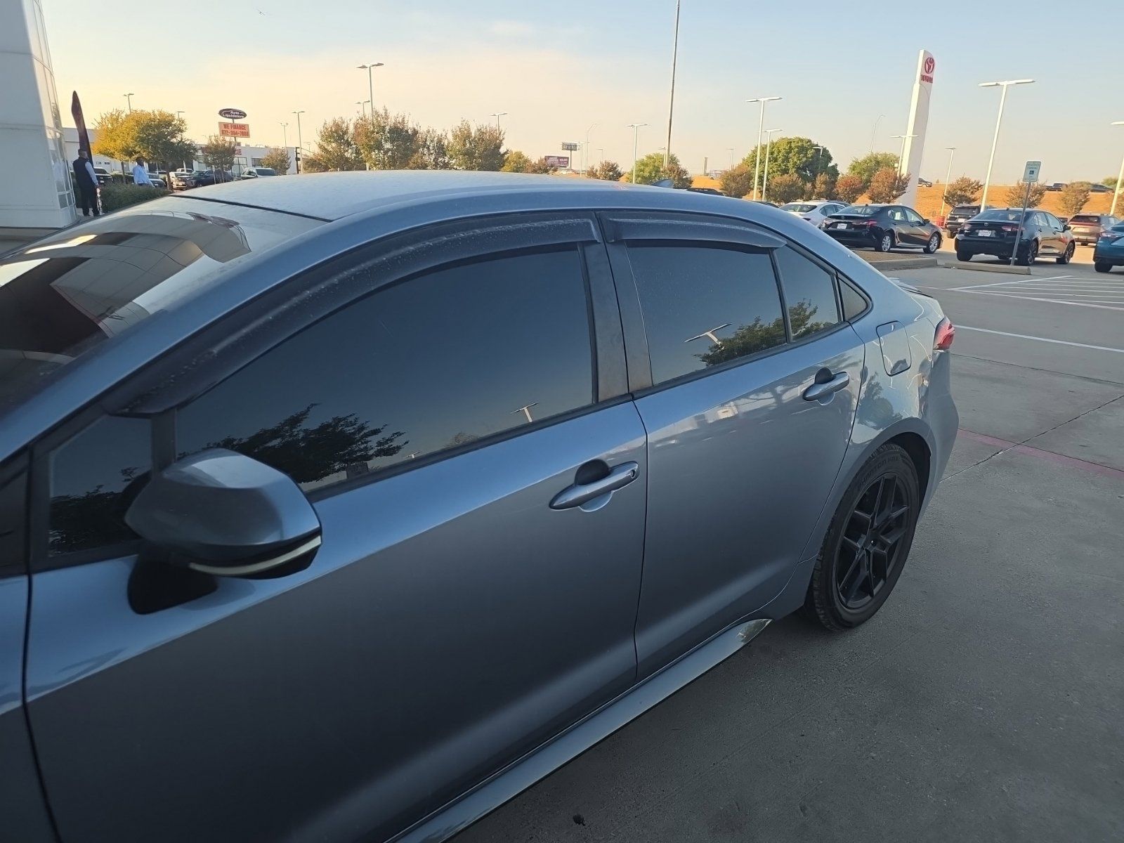 Used 2022 Toyota Corolla SE FWD image 3