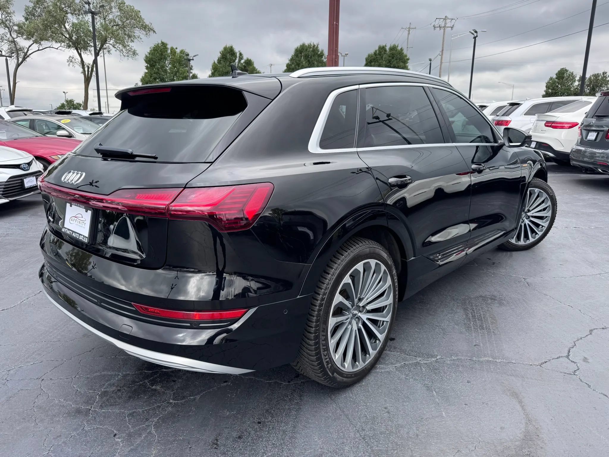 Used 2019 Audi e-tron Prestige w/ Prestige Package AWD/4WD image 2