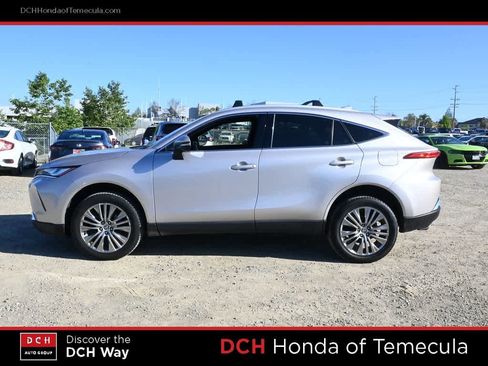 Used 2022 Toyota Venza XLE image 4