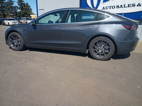 Used 2018 Tesla Model 3 Mid Range RWD image 10