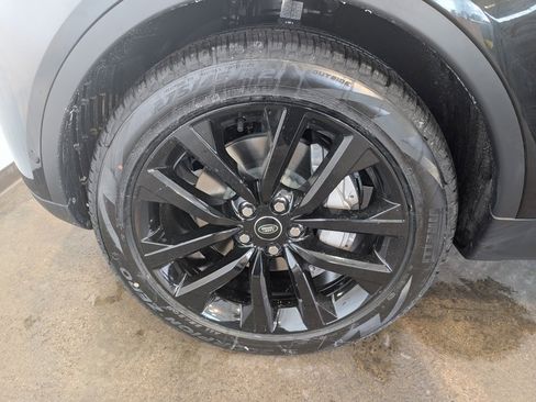 New 2026 Land Rover Discovery S image 7