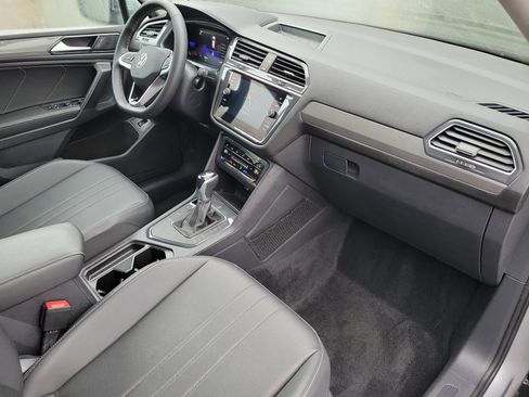Certified 2023 Volkswagen Tiguan SE w/ Panoramic Sunroof Package FWD image 32
