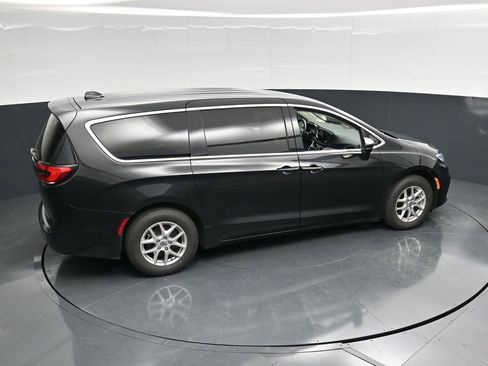 Used 2023 Chrysler Pacifica Touring-L FWD image 46