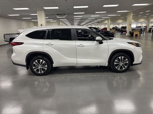 Used 2023 Toyota Highlander XLE image 9