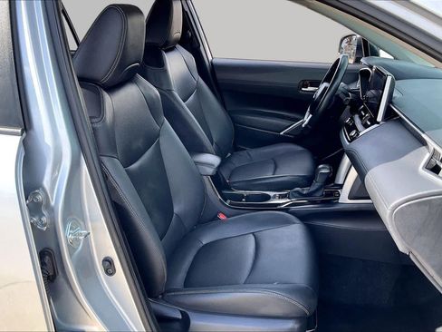 Used 2025 Toyota Corolla Cross XLE FWD image 9