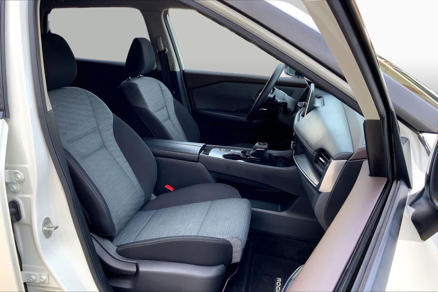 Used 2023 Nissan Rogue SV FWD image 9