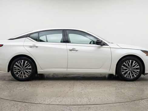 Used 2025 Nissan Altima 2.5 SV FWD image 11