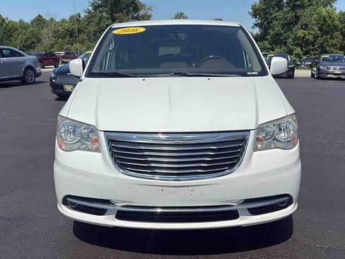 Used 2016 Chrysler Town & Country Touring FWD image 3