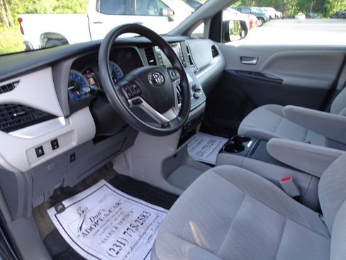 Used 2018 Toyota Sienna LE AWD image 10