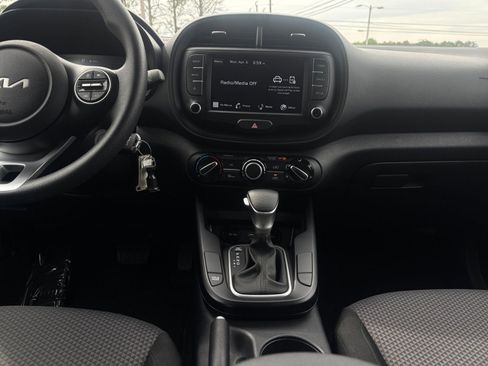 Used 2025 Kia Soul LX w/ LX Technology Package FWD image 17