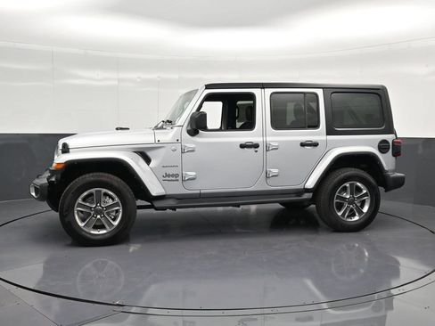 Used 2022 Jeep Wrangler Unlimited Sahara w/ LED Lighting Group AWD/4WD image 7