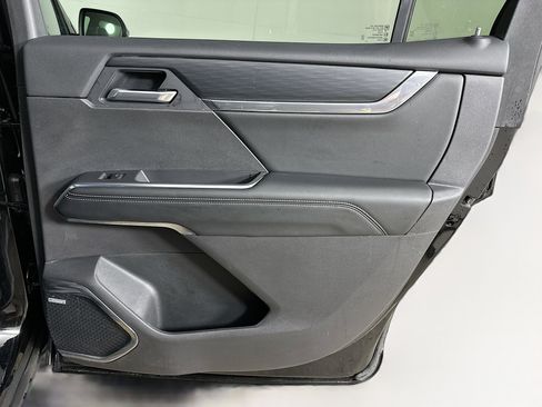 Used 2025 GMC Acadia Elevation FWD image 32
