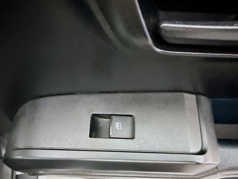 Used 2018 Toyota Tacoma SR image 30