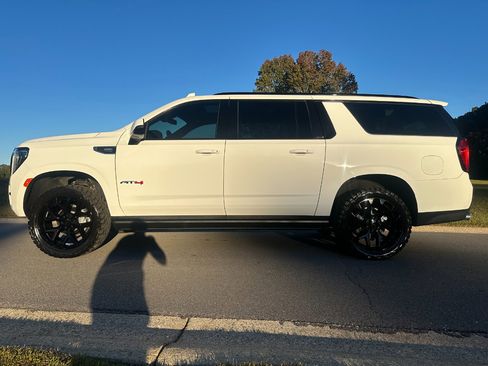 Used 2022 GMC Yukon XL AT4 image 8