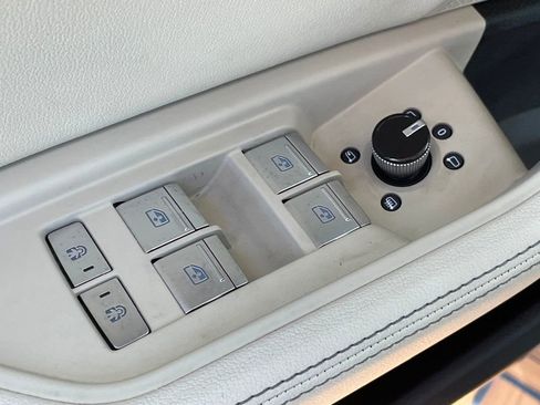 Used 2019 Audi e-tron Premium Plus image 16