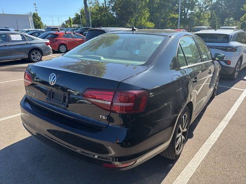 Used 2017 Volkswagen Jetta SE FWD image 3