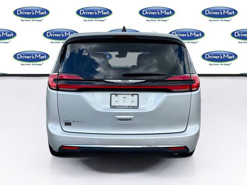 Used 2023 Chrysler Pacifica Touring-L FWD image 6