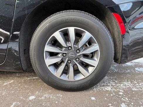 Certified 2024 Chrysler Pacifica Limited FWD image 13