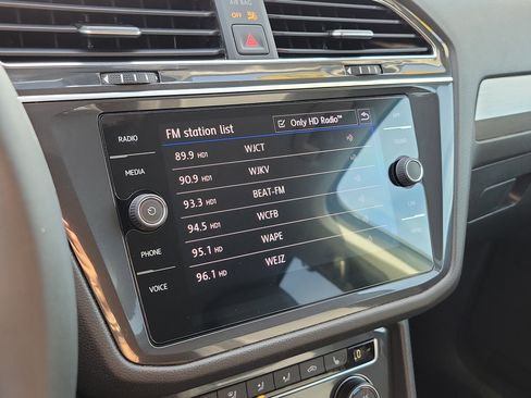 Used 2020 Volkswagen Tiguan SE image 30