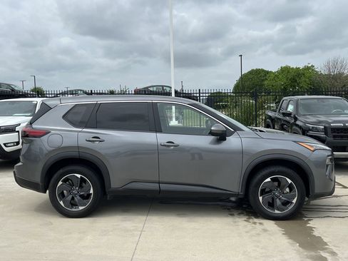 Used 2024 Nissan Rogue SV image 3