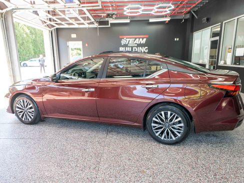 Used 2023 Nissan Altima 2.5 SV w/ SV Premium Package image 2