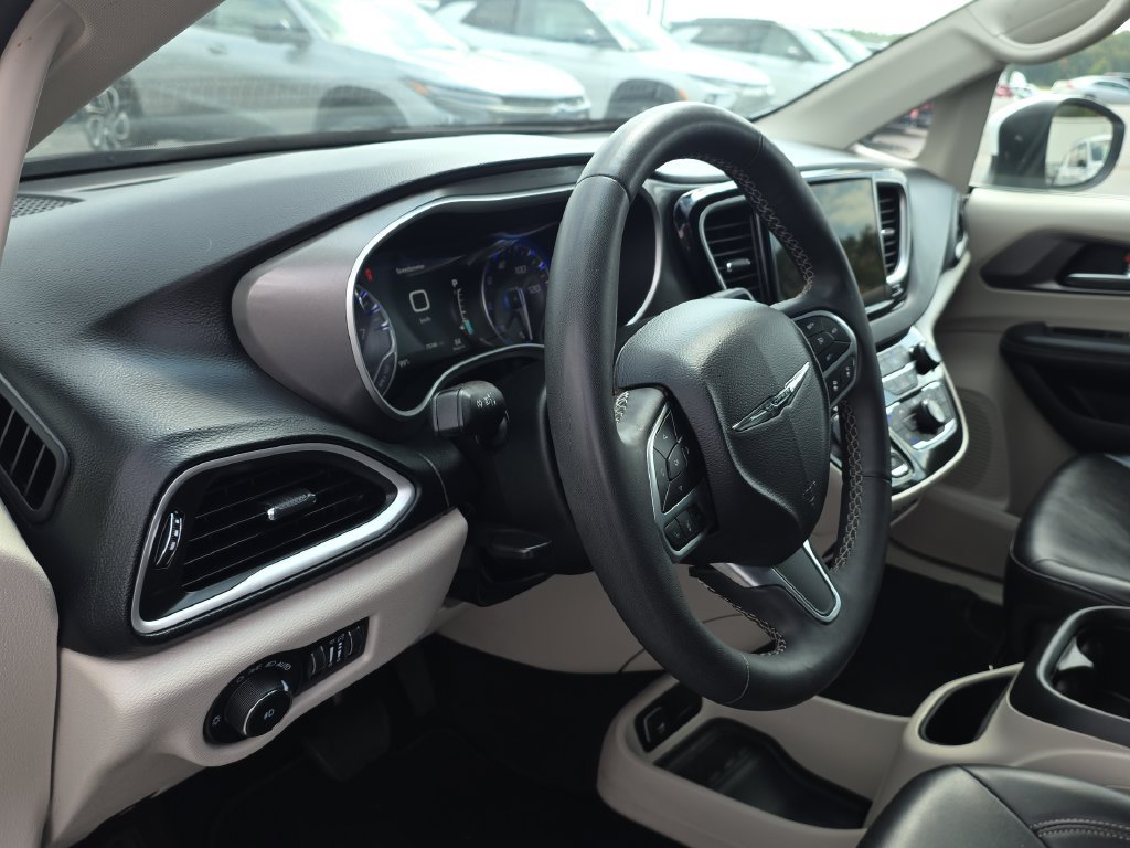 Used 2023 Chrysler Pacifica Touring-L FWD image 14