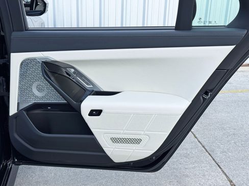 Used 2023 BMW i7 xDrive60 w/ Executive Package 2 image 51