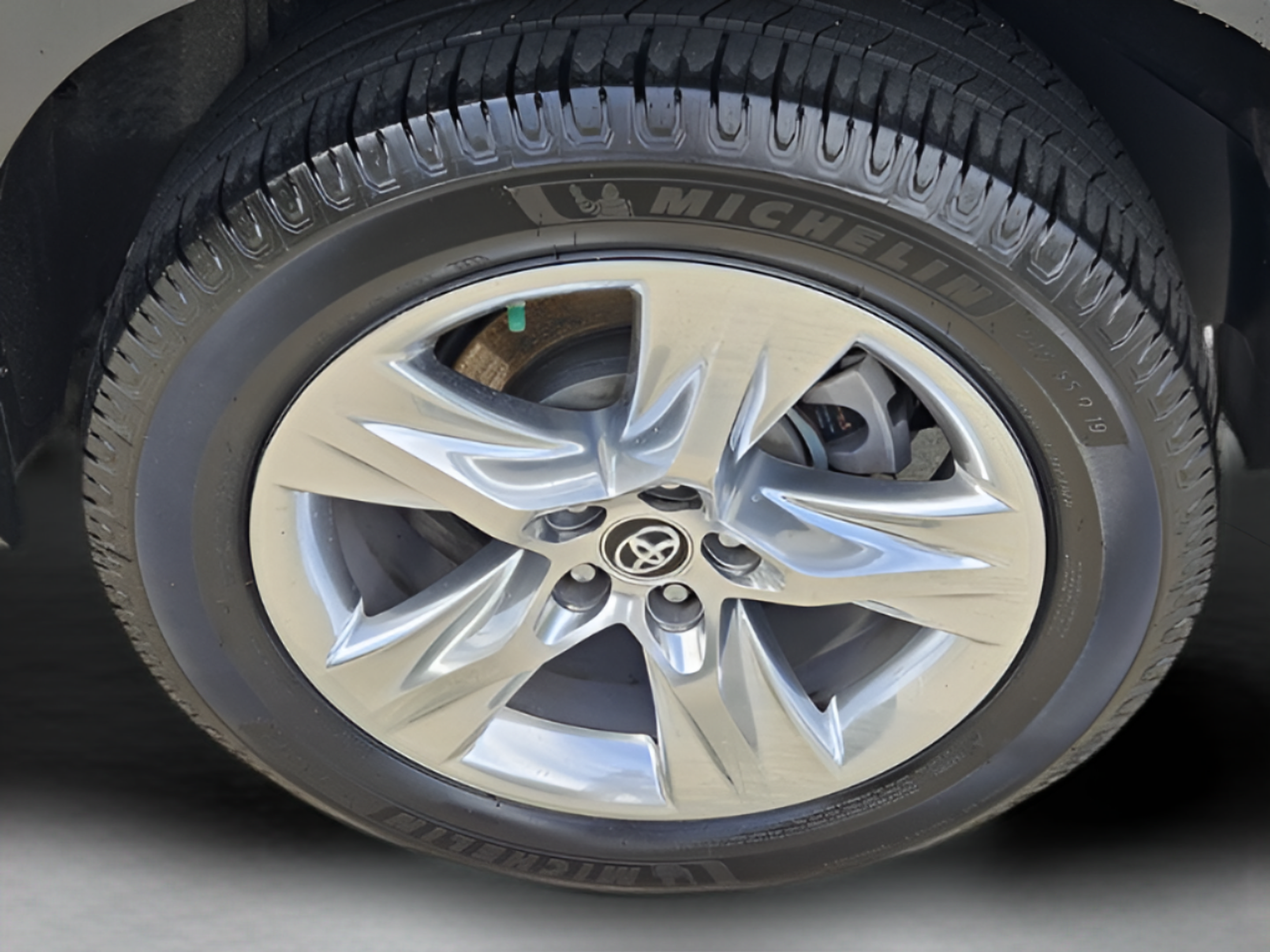 Used 2019 Toyota Highlander Limited FWD image 28