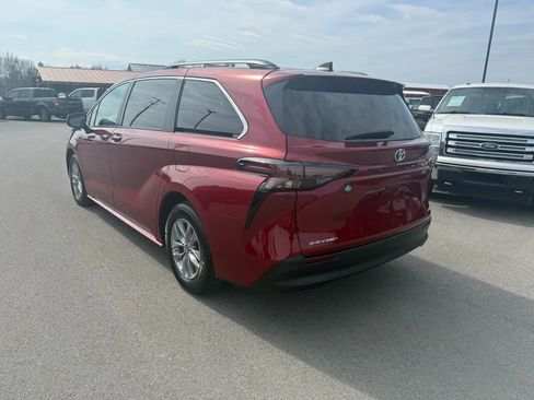 Used 2025 Toyota Sienna XLE image 3