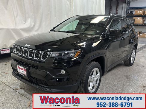 Used 2023 Jeep Compass Latitude w/ Convenience Group AWD/4WD image 1