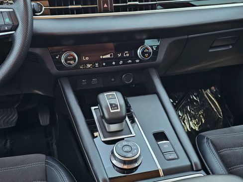 Used 2024 Mitsubishi Outlander SE image 29