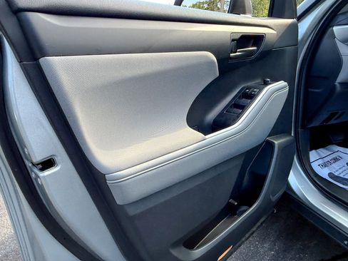 Used 2022 Toyota Highlander LE image 17