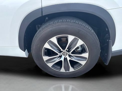 Used 2024 Toyota Highlander XLE FWD image 38