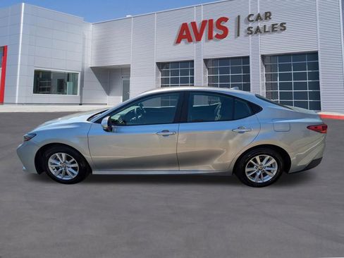 Used 2025 Toyota Camry LE image 9