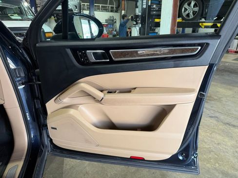 Used 2019 Porsche Cayenne S image 24