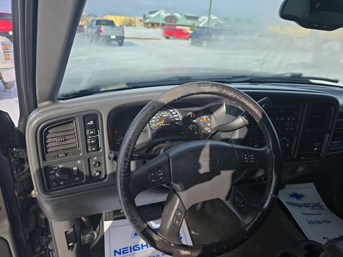 Used 2006 Chevrolet Silverado 2500 LT w/ Heavy-Duty Power Package image 12