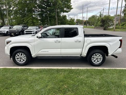 Used 2025 Toyota Tacoma SR5 w/ SR5 Upgrade Package AWD/4WD image 5
