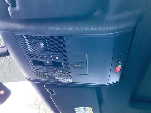 Used 2022 Volkswagen Atlas Cross Sport SE image 31