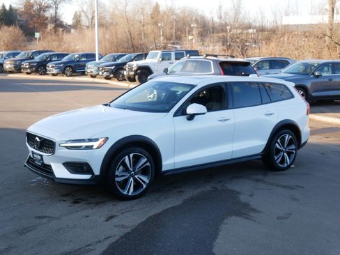 Used 2024 Volvo V60 B5 Cross Country Plus w/ Protection Package Premier image 3