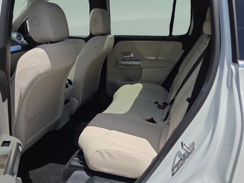 Used 2023 Mercedes-Benz GLB 250 image 11