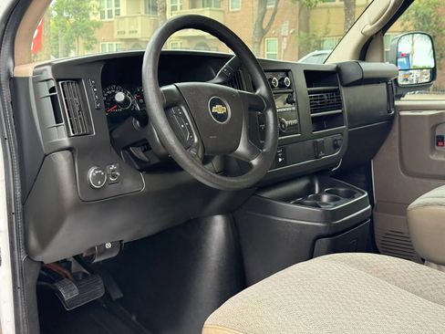 Used 2015 Chevrolet Express 2500 RWD image 17