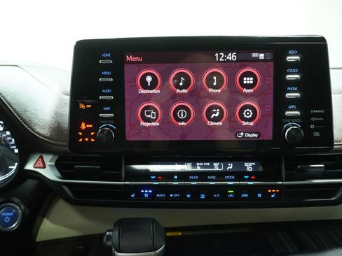 Used 2024 Toyota Sienna Platinum AWD/4WD image 22