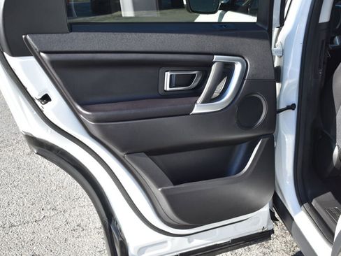 Used 2018 Land Rover Discovery Sport SE image 25