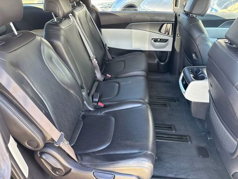 Used 2022 Kia Carnival LX image 16