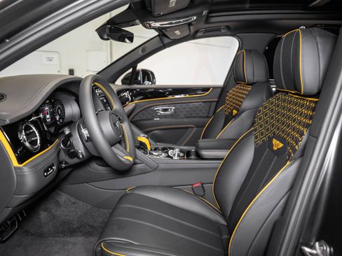 Used 2024 Bentley Bentayga Azure V8 image 17