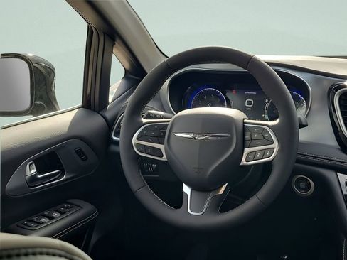 New 2026 Chrysler Pacifica Limited image 25