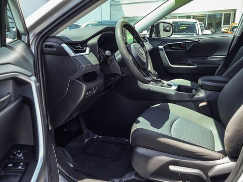 Used 2022 Toyota RAV4 LE AWD/4WD image 2