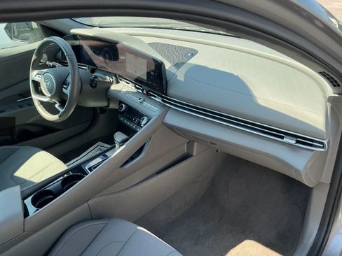 Used 2025 Hyundai Elantra SEL FWD image 2